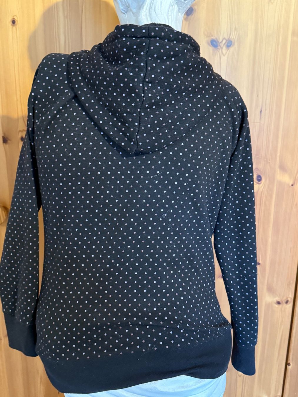 Jacken: Schwarze Damen Sweatjacke mit Pünktchen – Gebraucht aus Hundwil von Sandysan1702 1