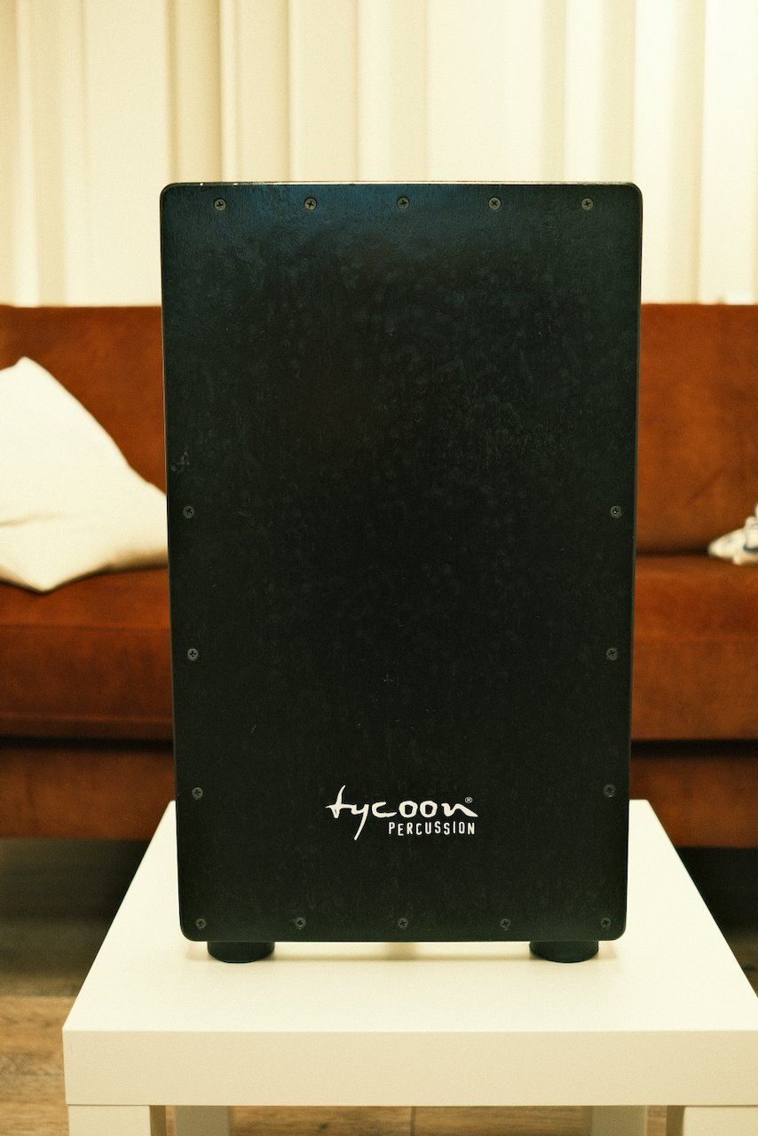 Strumenti musicali: Acrylic Cajon by Tycoon Percussion  + Cajon Port + Gewa case – Usato da Villars-Burquin venduto da loricmat 1
