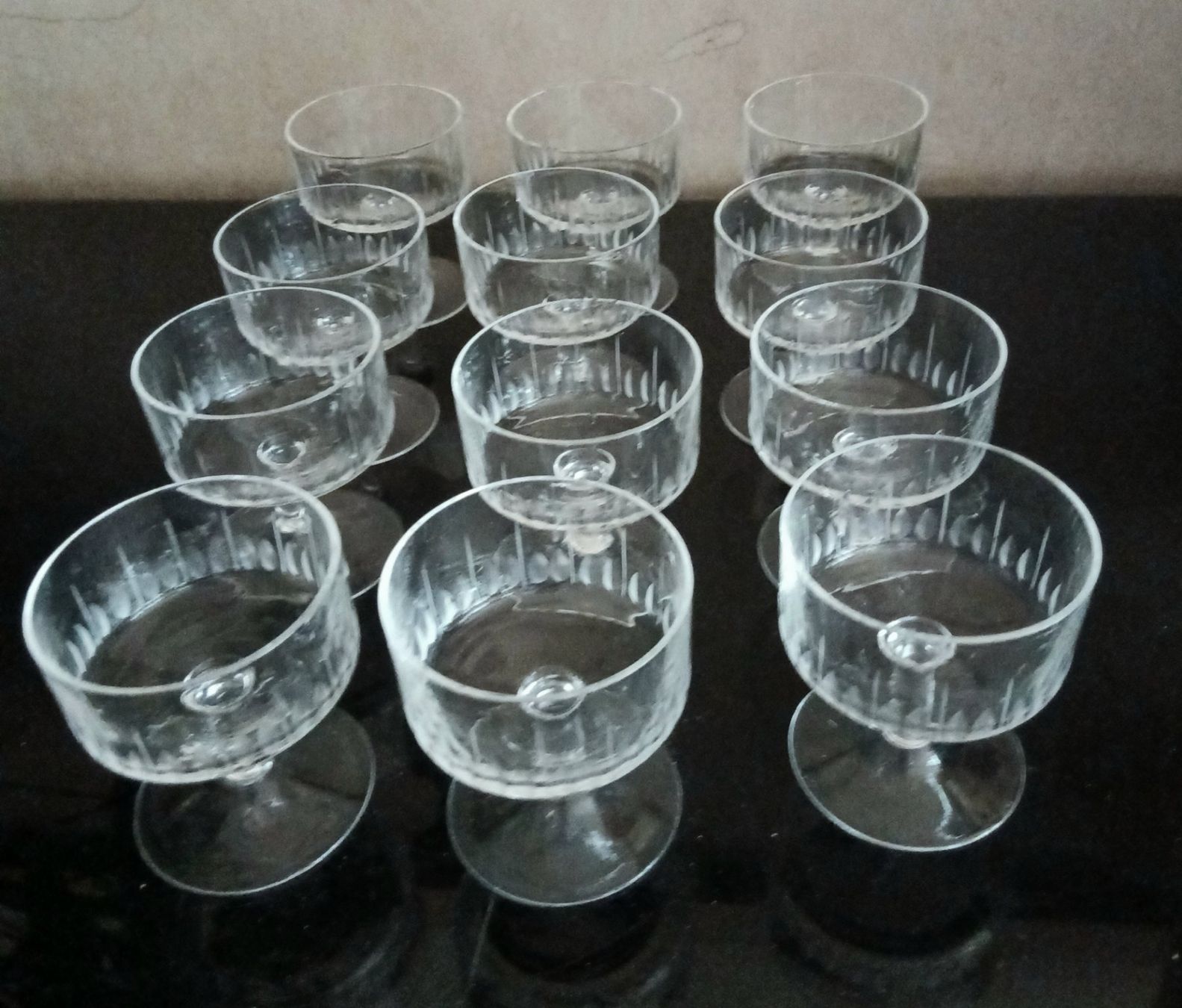 Bicchieri: 12 Petites coupes en verre taillé – Nuovo (secondo la descrizione) da LE MONT-SUR-LAUSANNE venduto da CHOCO04