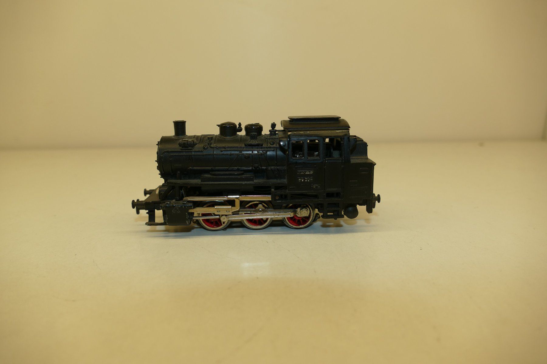 Märklin Modellini di ferrovie: Märklin H0: DB Tenderdampflok BR89 – Usato da Niederhasli venduto da rail-duerst