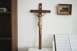 Vintage Kruzifix Holzkreuz geschnitzte Christusfigur INRI