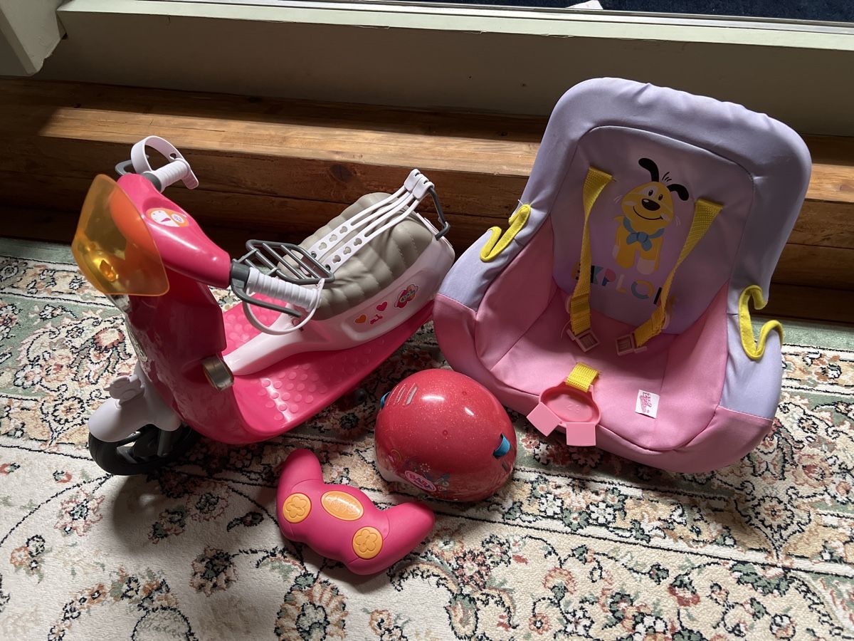 Puppen: Baby Born Scooter mit Helm und Autositz – Gebraucht aus Wolfwil von Vessie