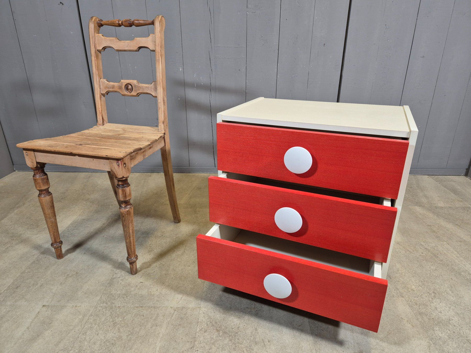 Nachttische: Vintage 1970 Schubladenkommode Massive Nachttisch Holz – Gebraucht aus Nottwil von Wondewa-Shop