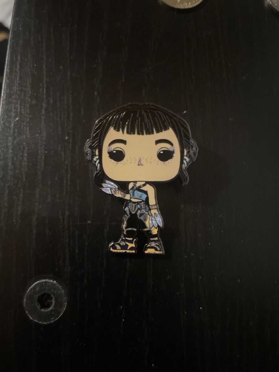 Placchette & Badge: Kpop Demon Hunters Zoey Pin – Nuovo (secondo la descrizione) da Lenk im Simmental venduto da banane50626