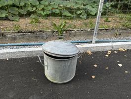 Abfalleimer oder Blumentopf