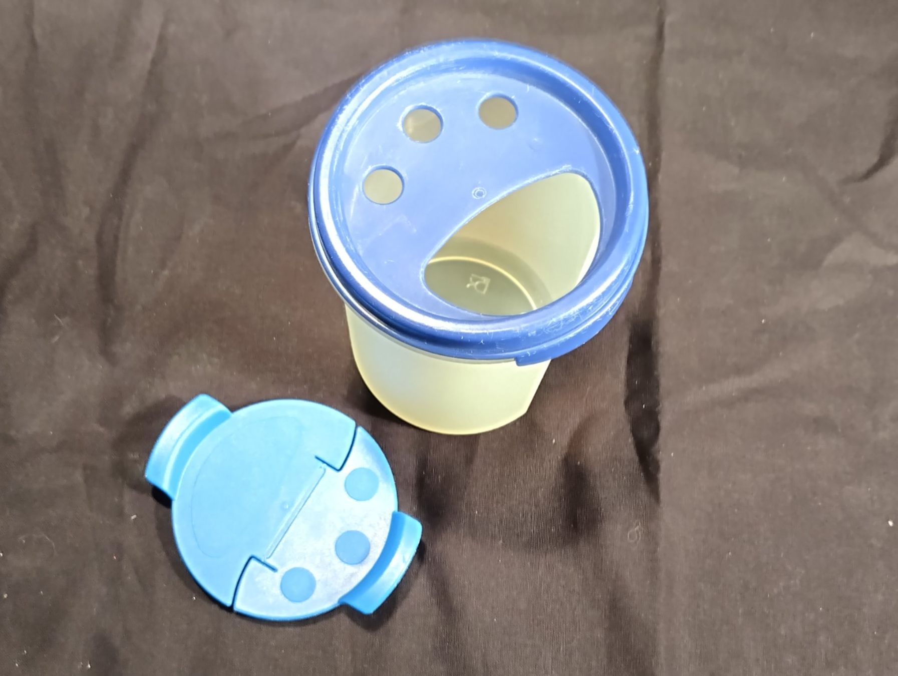 Tupperware Recipients et similaires: Tupperware Behälter, 2 versch.Oeffnungen, 4.4dl – D'occasion à Bellach par JingleCherry 1