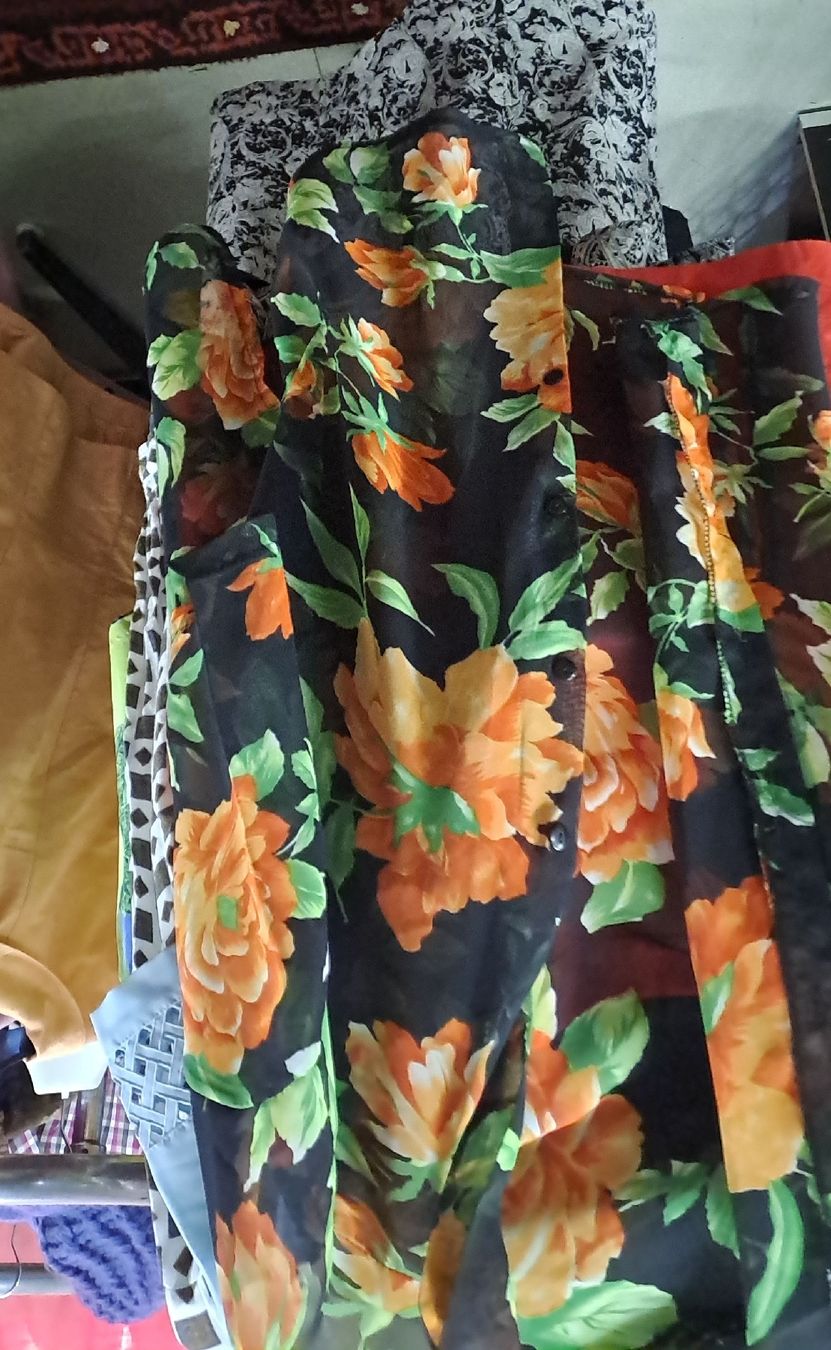 Chemisiers: Damen Bluse Blumenmuster Schwarz Orange Grösse M – D'occasion à Zürich par Schoebi19 4
