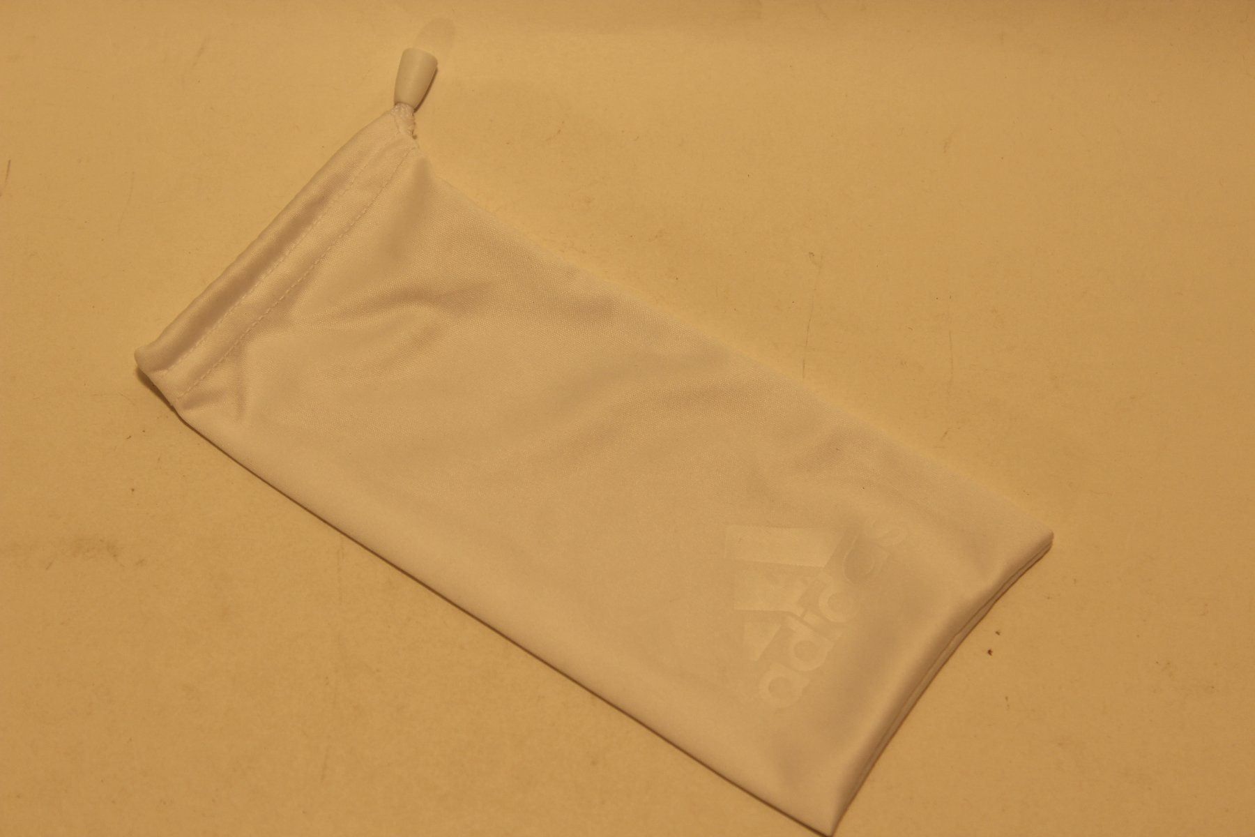 Adidas Altro in  Abbigliamento & Accessori: ADIDAS Mikrofaser Brillenetui, weiss – Nuovo e nell'imballaggio originale da Fehraltorf venduto da haefens