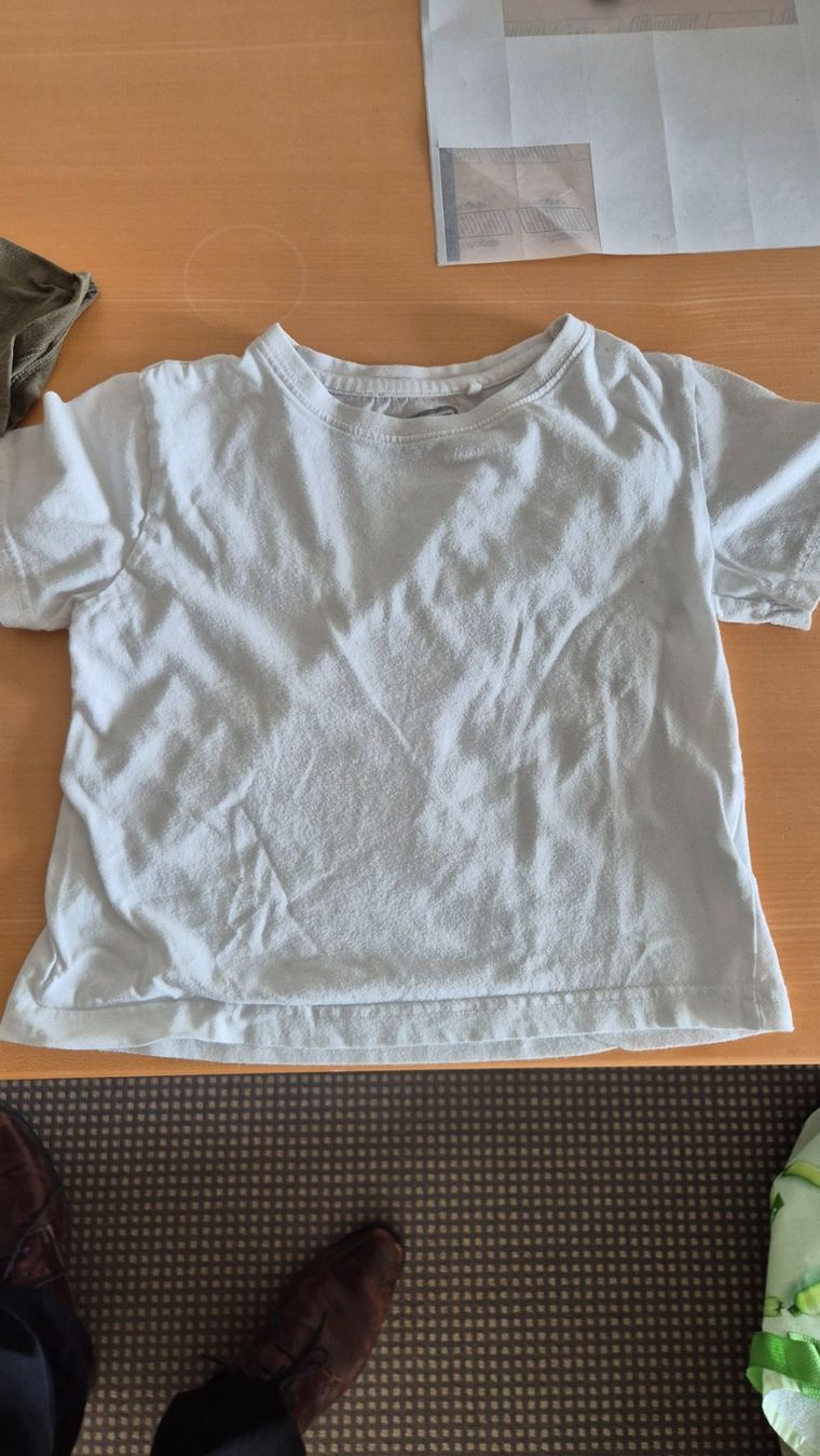 T-shirt: 4 T-shirts taille 104 : PN: CHF 39.90 – Usato da Goumoens-la-Ville venduto da cfaIII 4