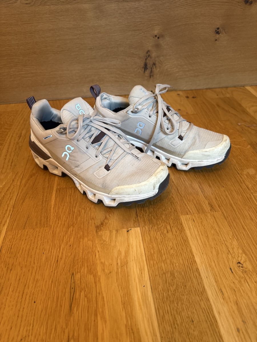 On Scarpe da donna: On Schuhe Grösse 40 – Usato da Ottikon venduto da Domito