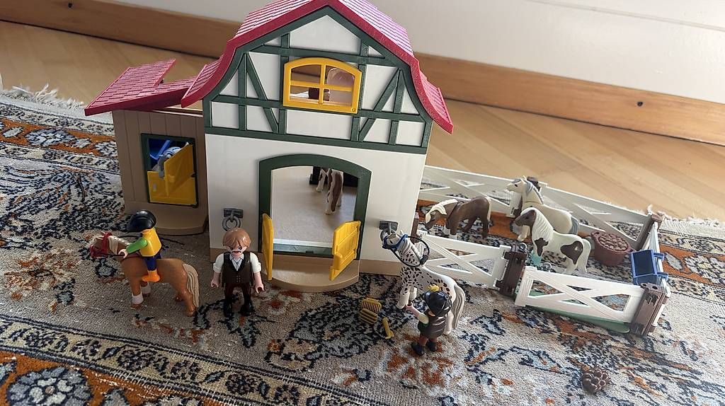 Playmobil Spielzeuge: Playmobil Pferdestall mit Koppel – Gebraucht aus Zürich von Engelhard74