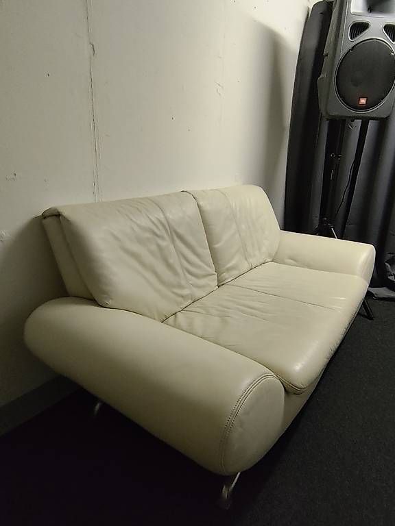 Divani: Gratis Echtledersofa weiss klein – Usato da Lachen SZ venduto da Kamelfluesterer 2