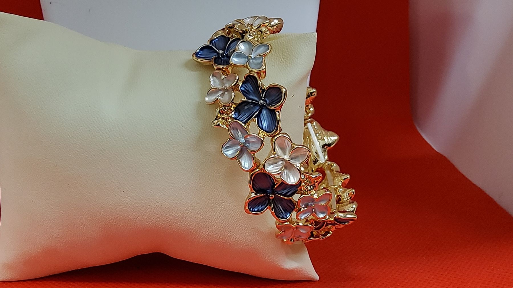 Bracciali & Braccialetti: Schönes Blumen Armband Goldfarben mit Emaille – Nuovo e nell'imballaggio originale da Herisau venduto da Nluanalucas 1