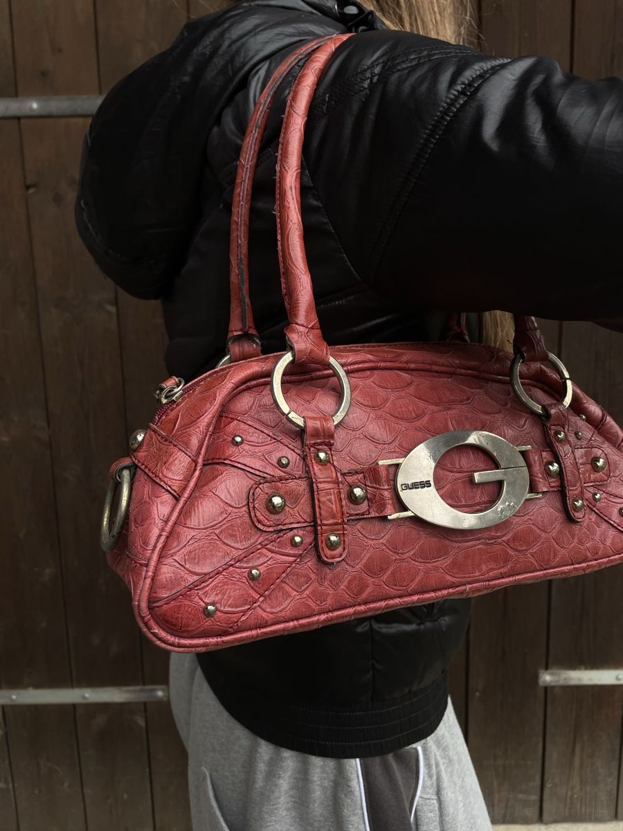 Guess Borse da donna: Guess Handtasche, Kroko-Optik, rot – Usato da Eggenwil venduto da CNSRVINTAGE 1