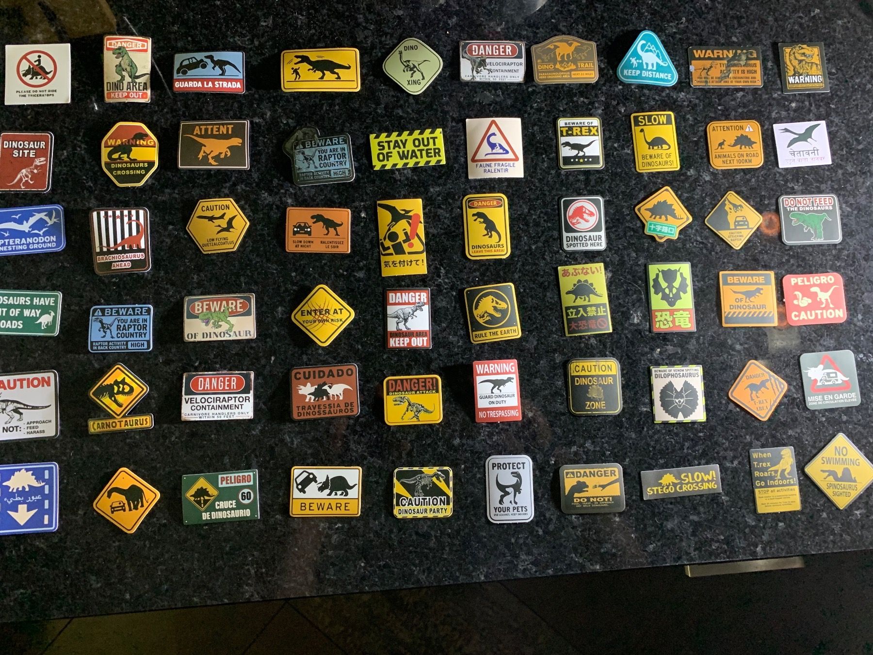 Sticker: Aufkleber, Beware Dinosaurs, Sticker 60 Stück – Nuovo e nell'imballaggio originale da Rorschach venduto da lobosch1
