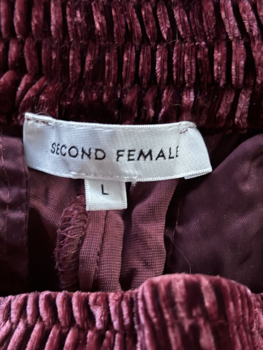 Pantaloni: Pantalon en velours bordeaux – Nuovo (secondo la descrizione) da Dotzigen venduto da SecondHandGems 4