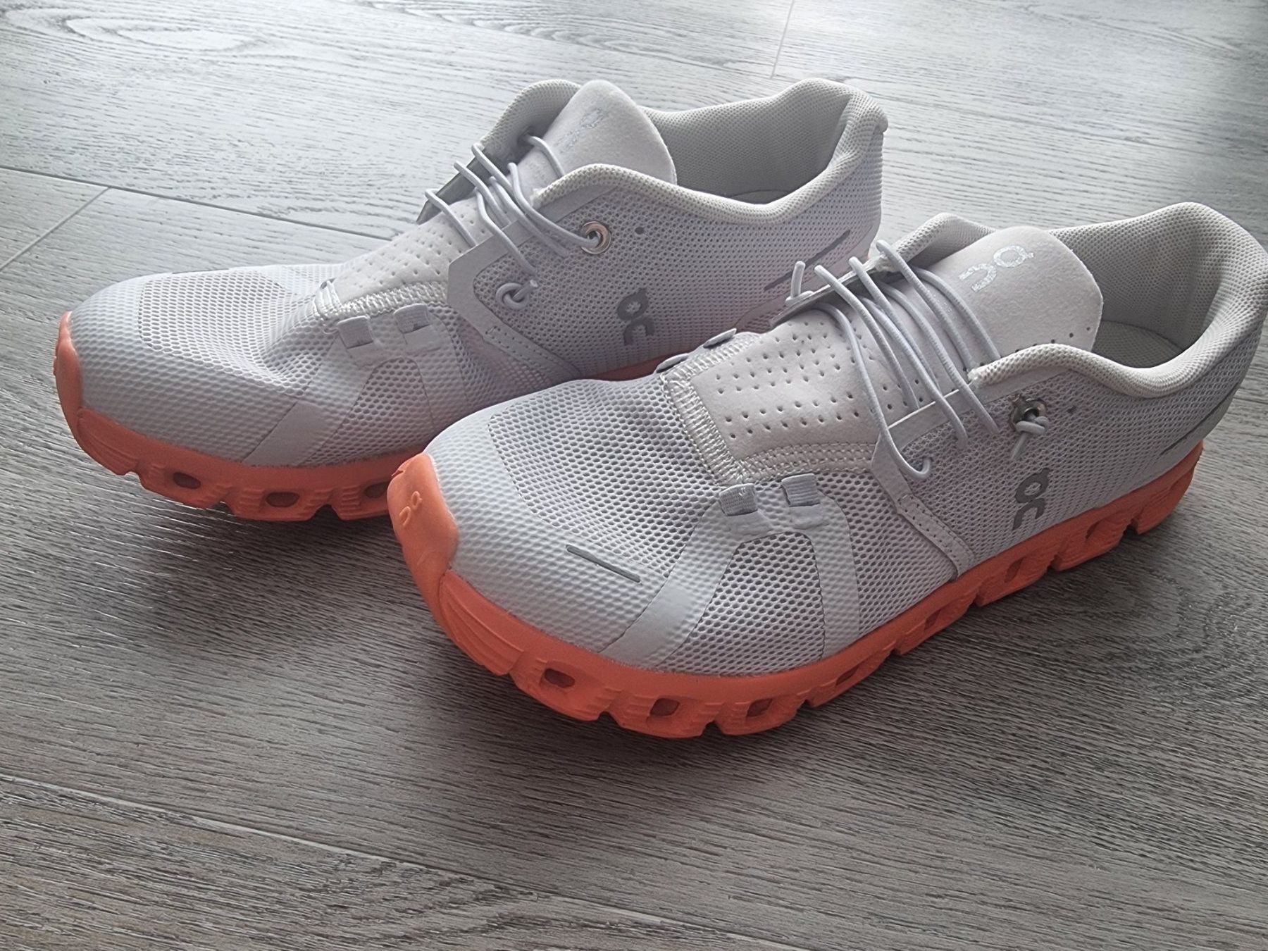 On Scarpe da donna: On Running Cloud Laufschuhe hellgrau/orange Gr. 39 neu – Nuovo e nell'imballaggio originale da Eglisau venduto da nicij79