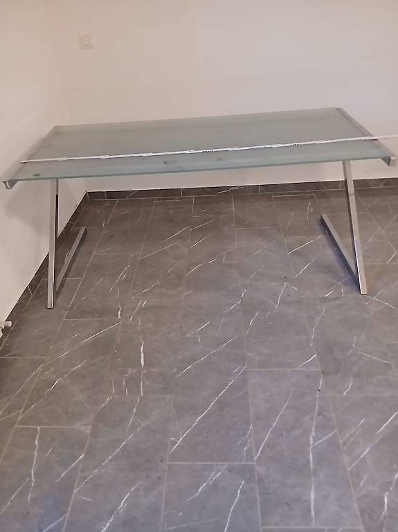 Scrivanie: Gratis Bürotisch mit Glasplatte. Zerlegbar  – Usato da Aadorf venduto da thomasstoll01