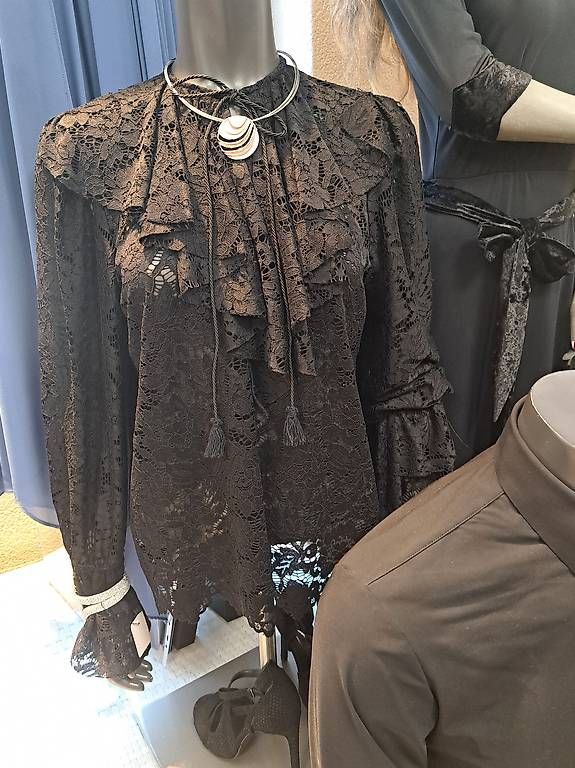 Altro in Decorazioni & Accessori: Schaufensterpuppe Oberkörper mit Armen – Usato da Luzern venduto da Neela288 2