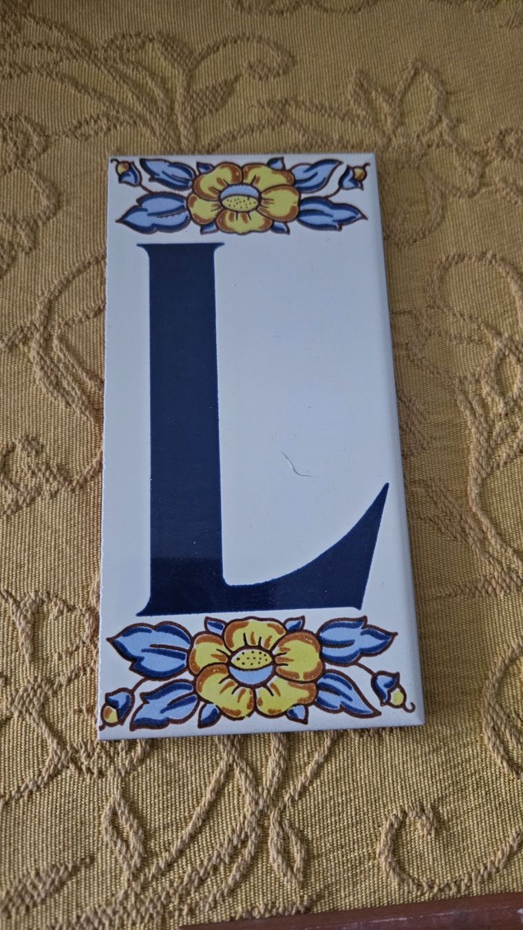 Tutte le decorazioni: Lettera di ceramica smaltata "L" – Usato da Melano venduto da H-Sara