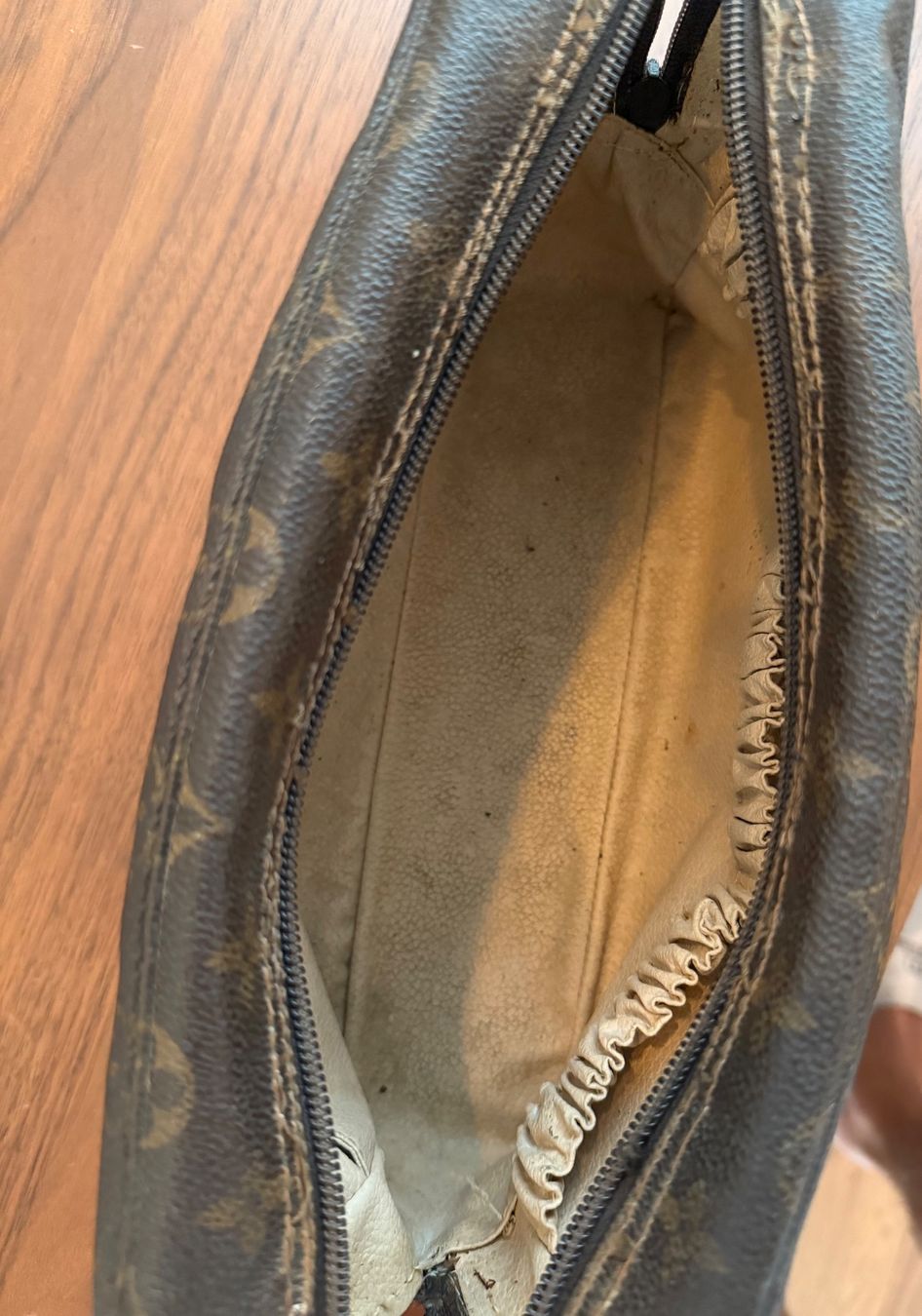 Louis Vuitton Sacs: Louis Vuitton 1990 Trousse with monogram – D'occasion à Zürich par Filo_B 4
