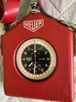 Chronometre Heuer 1/10 sec. avec boitier cuir rouge