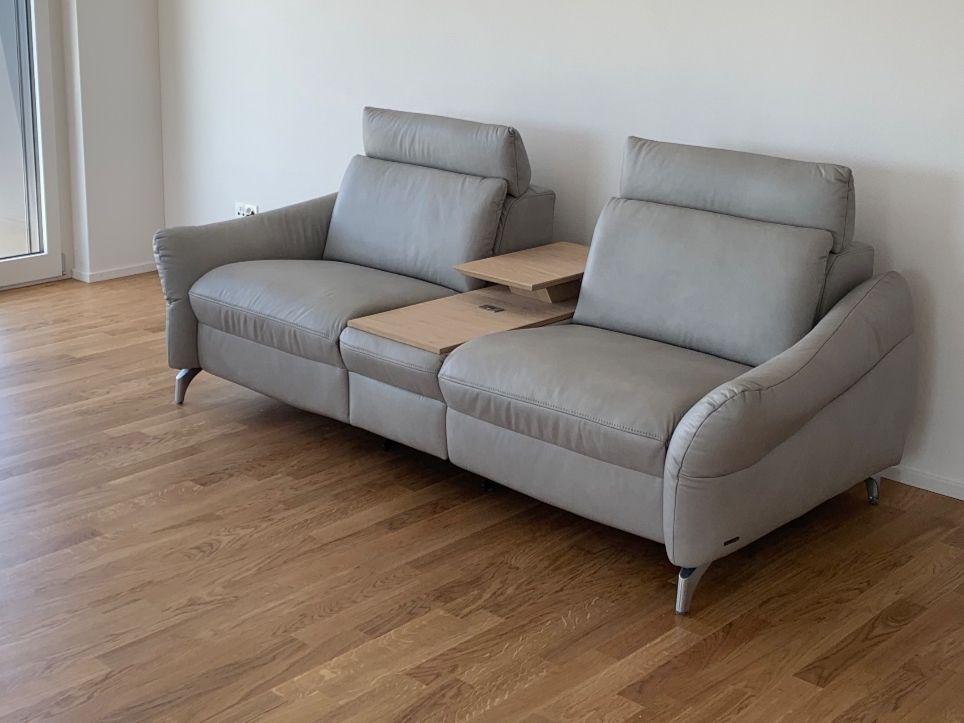 Himolla Divani: Design Sofa + Relaxfunktion 2-Sitzer, Mittelkonsole optional – Usato da Männedorf venduto da hei_mpv5 1