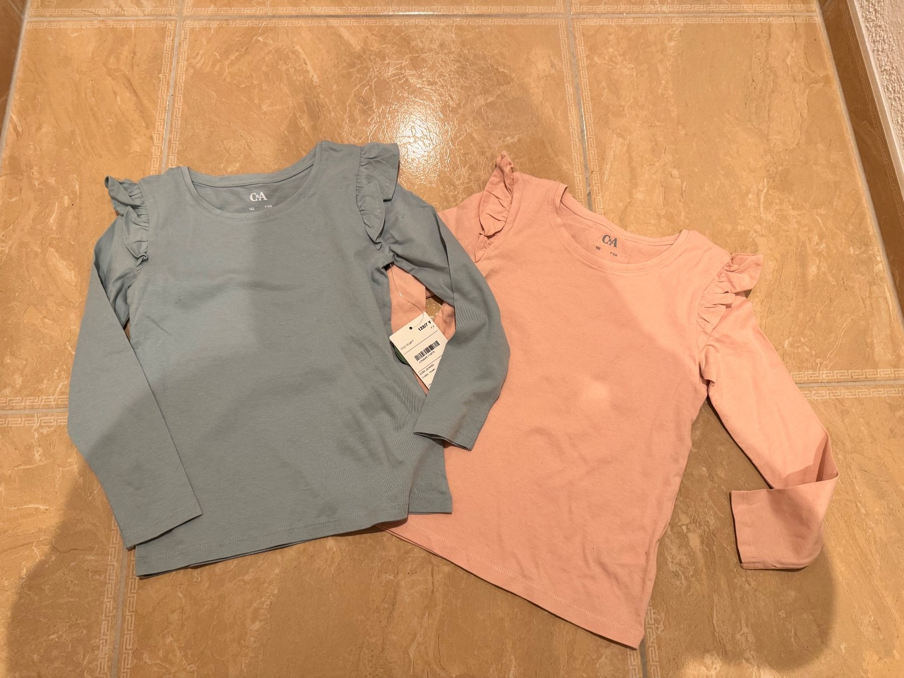 Kleiderpakete & -sets: C&A 2 neue Basics Shirts, 7J 122 – Neu und originalverpackt aus Klingnau von Markus14