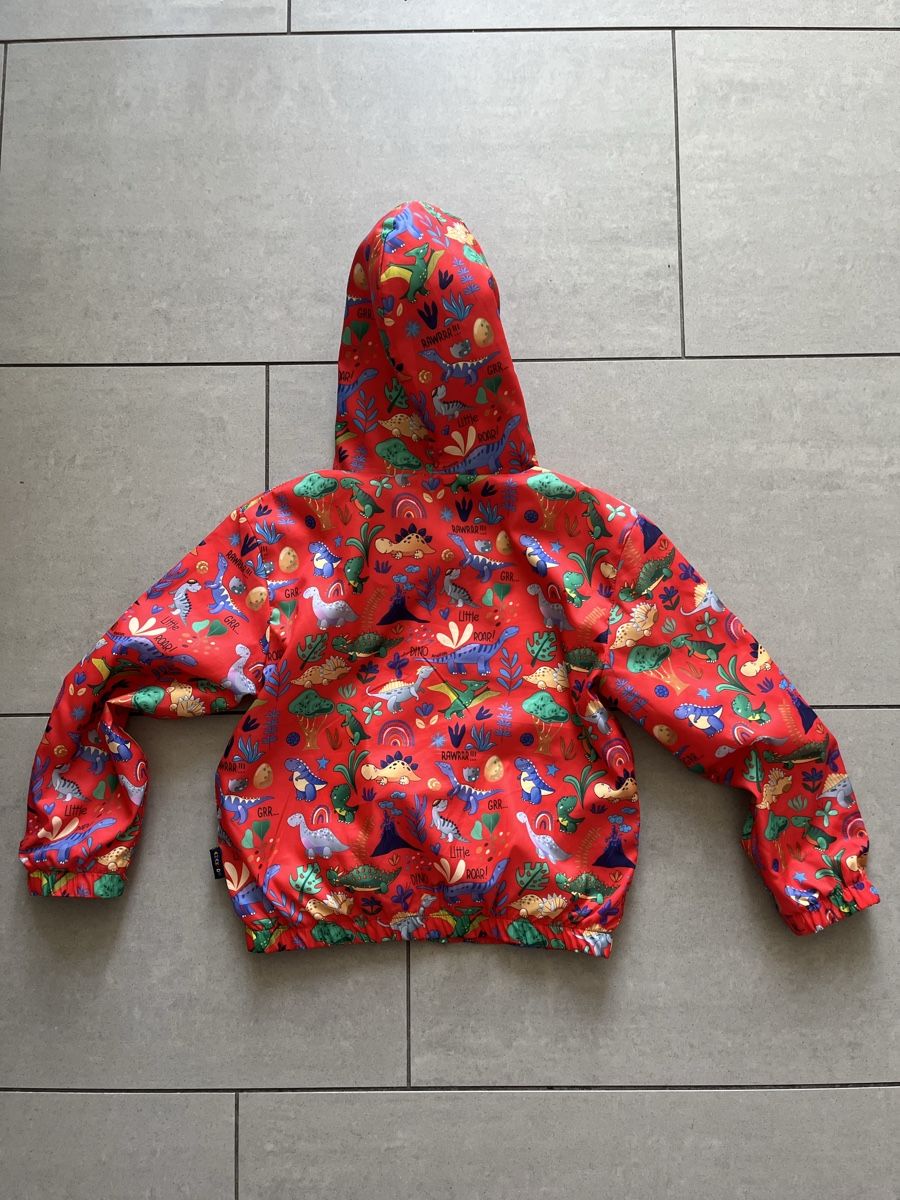 Giacche & Cappotti: Rote Windjacke mit Dinosaurier, Gr. 92/98 – Usato da Zürich venduto da jmg_8005 1