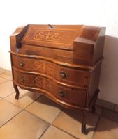 Secrétaire en bois de style antique.