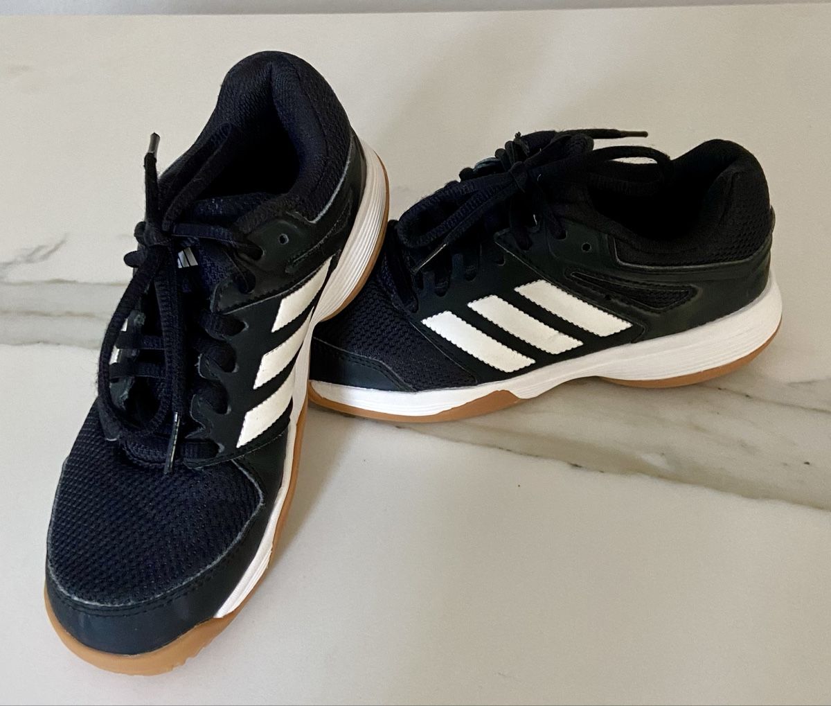 Adidas Schuhe für Jungen: Adidas Hallenschuhe, Grösse 34 – Neu (gemäss Beschreibung) aus Glattfelden von 4sita 1