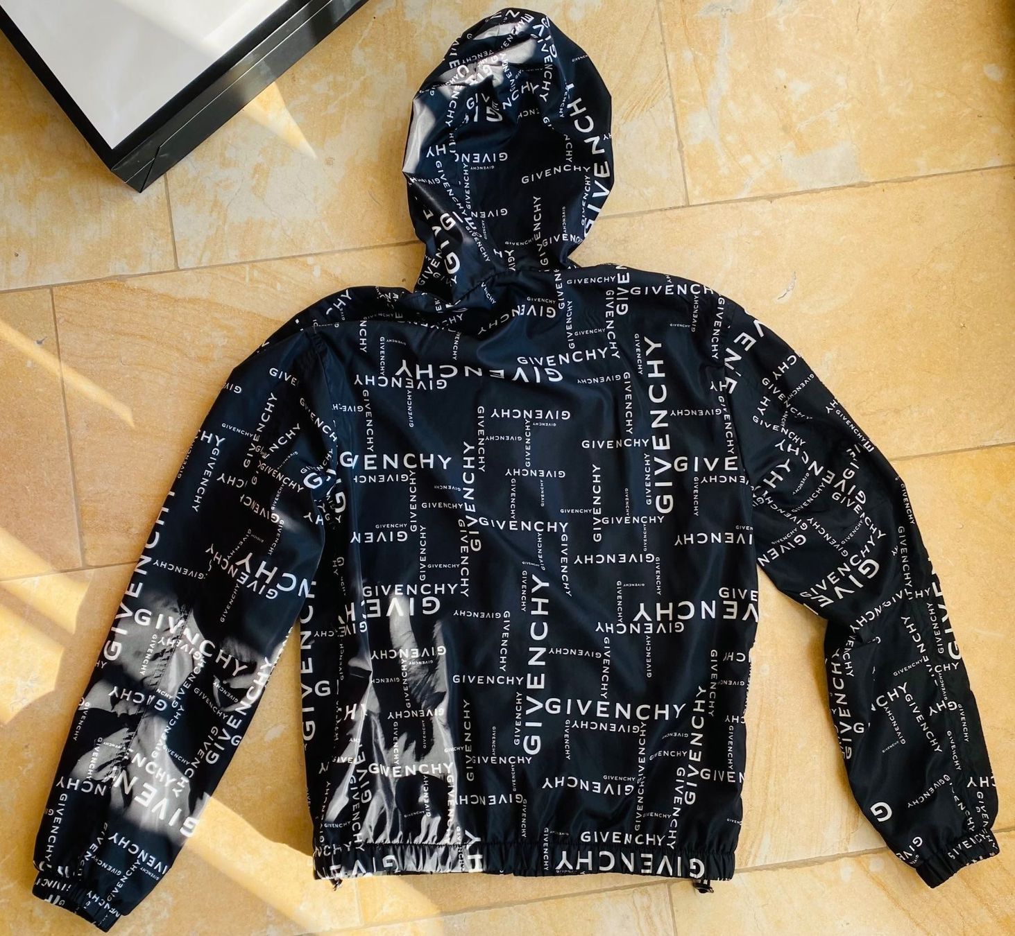 Givenchy Giacche: GIVENCHY Black All-Over Logo Windbreaker – Nuovo (secondo la descrizione) da Breitenbach venduto da lalaqu 2