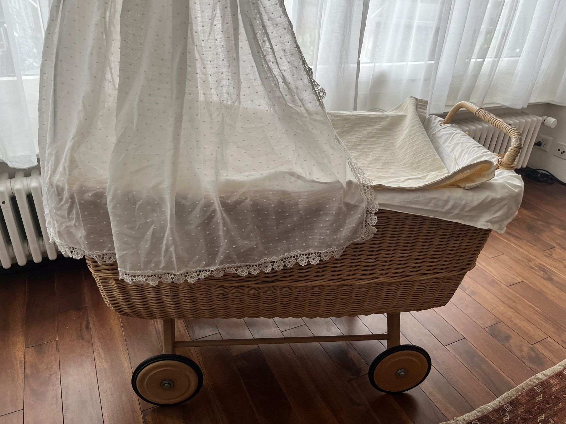 Wiegen & Stubenwagen: Wunderschöner Baby Stubenwagen – Gebraucht aus Brugg AG von sln02 1