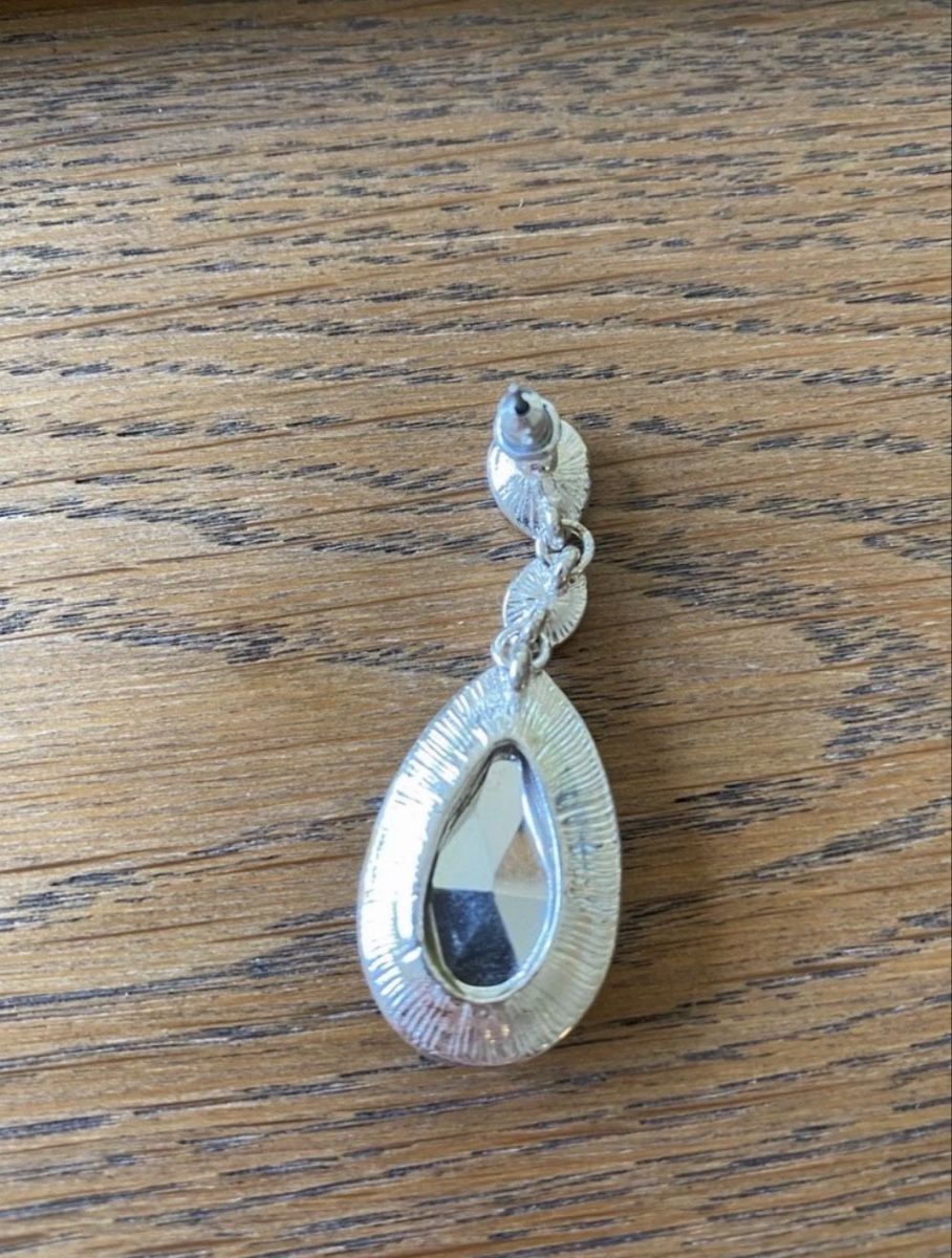 Orecchini pendenti & Orecchini a lobo: ELEGANT SILVER TEARDROP CRYSTAL EARRINGS – Usato da Genève venduto da toandfrom 2