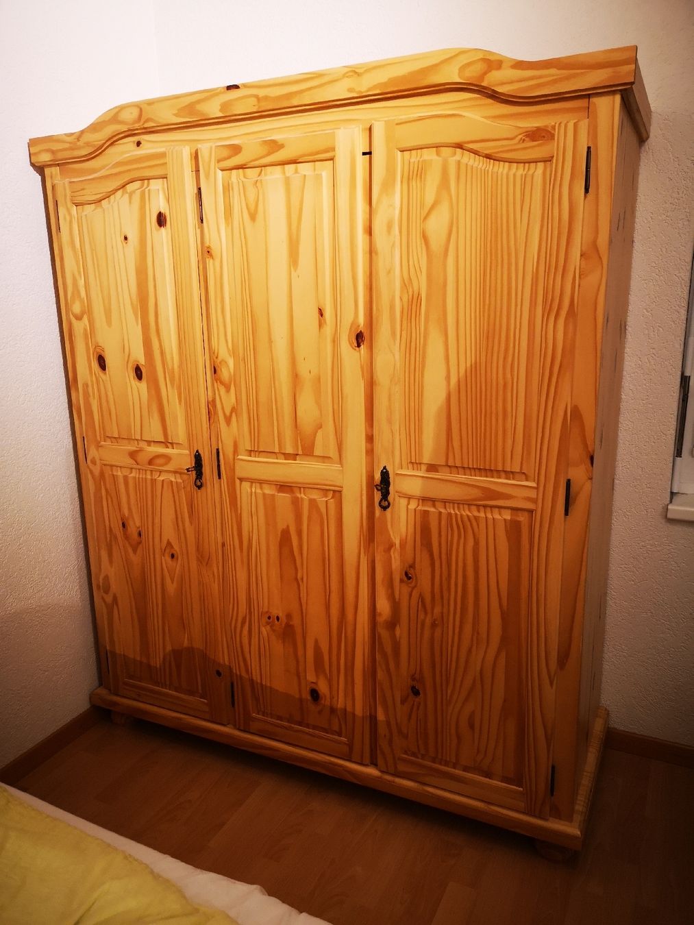 Schränke: Kleiderschrank aus Holz – Gebraucht aus Grabs von Teppichbahning_H0