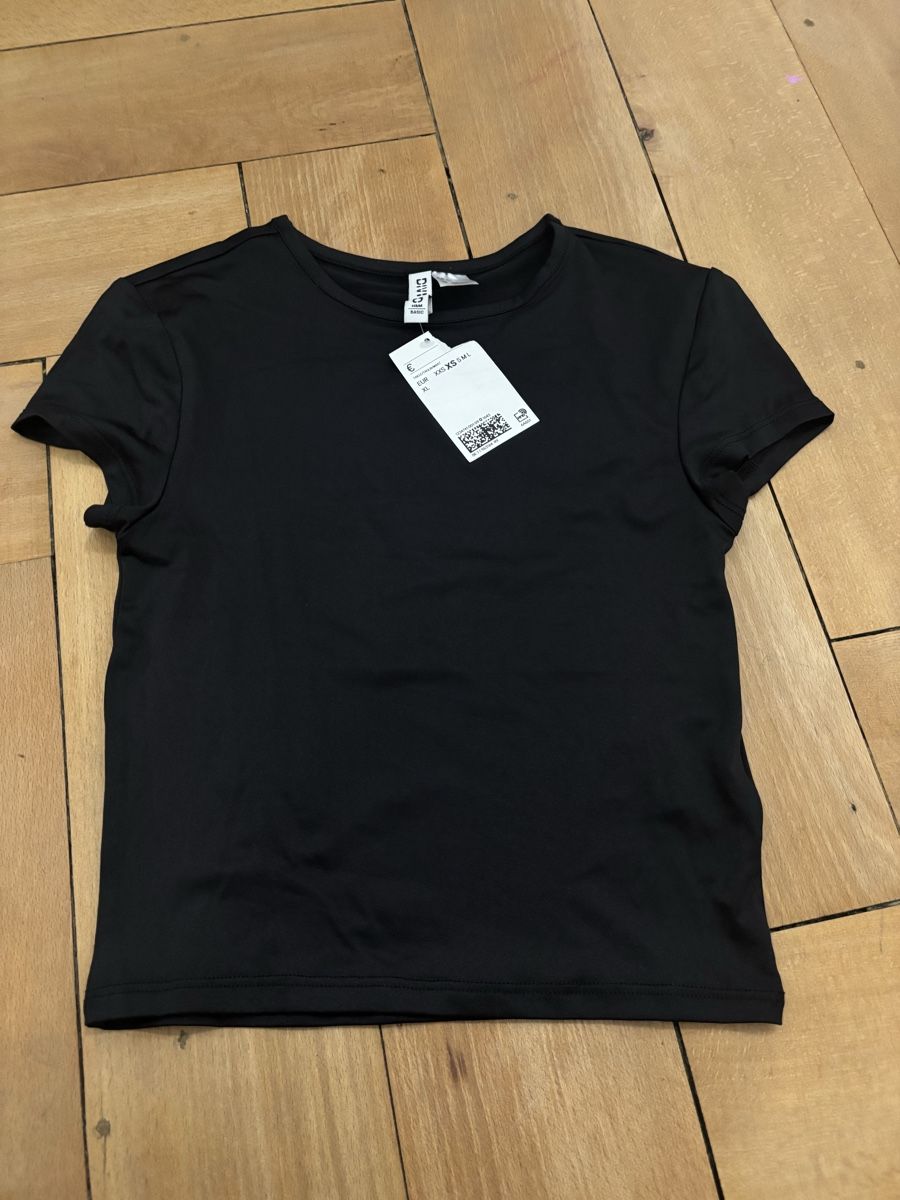 H&M Top: brand new basic black top with tag still on – Usato da Urdorf venduto da rob_c5wf