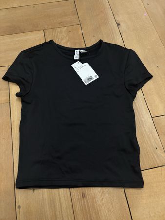 brand new basic black top with tag still on