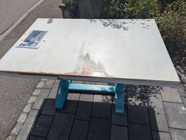 Alter Massivholz Tisch zum Auffrischen
