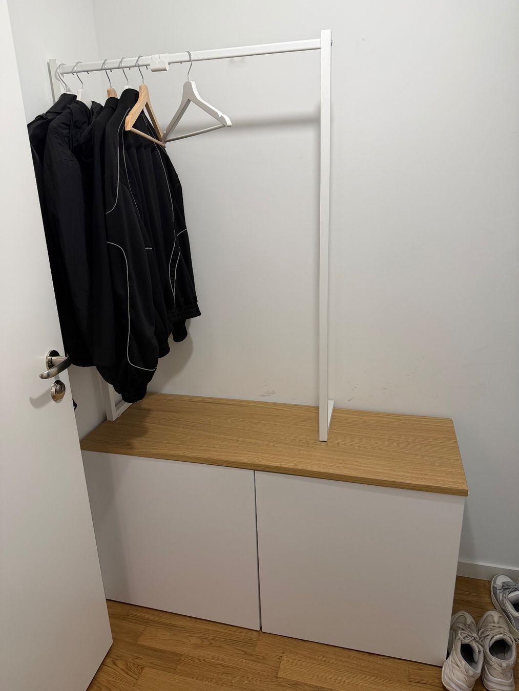 Ikea Cassettiere: Ikea Besta Korpus 2x inkl. Kleiderstange – Usato da Luzern venduto da LivioTheiler 1