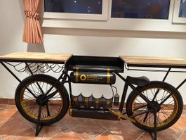 Motorrad Weinbarwagen im Mangoholz Oberfläche