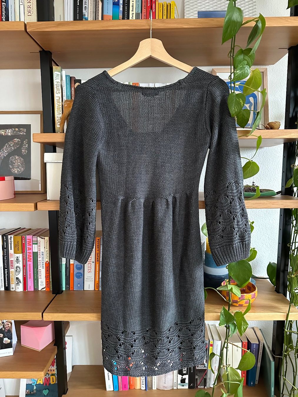 H&M Vestiti: Graues Strickkleid von H&M – Usato da Zürich venduto da Honeyboo 2
