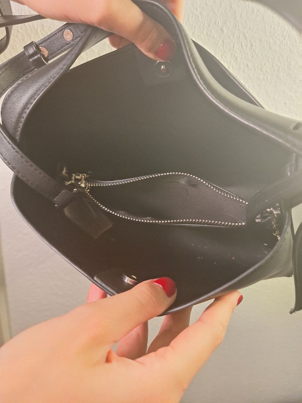 Borse da donna: Tasche MNG schwarz Kunstleder – Usato da Wetzikon ZH venduto da kuk_9q2n 1