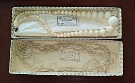 Coppia di collane vintage in confezione originale