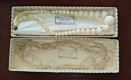 Coppia di collane vintage in confezione originale