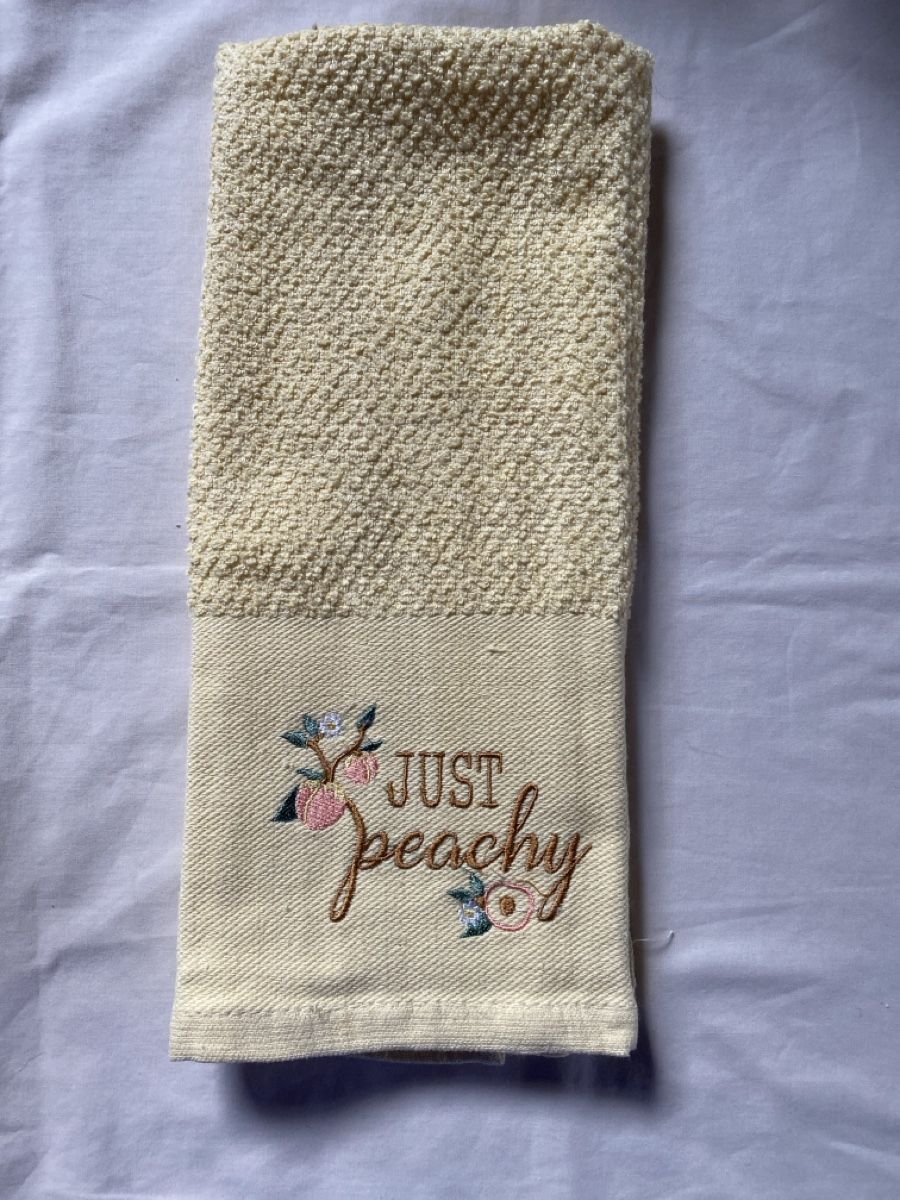 Toutes les décorations: Embroidered "Just Peachy" Decorative Kitchen Summer Towel – Neuf avec emballage d'origine à Buttikon SZ par Maxwelltime