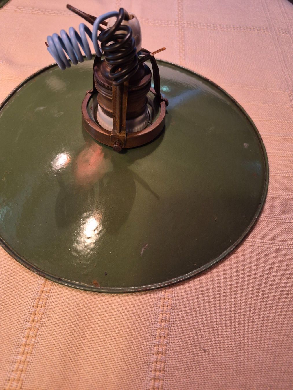 Lampade: Lampe ancienne en métal émaillé – Usato da charmoille venduto da mir_my9f
