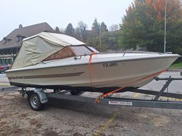 Motorboot mit Strassentrailer