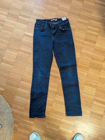 Levi's Jeans, Gr. 27/30, dunkle Waschung top!