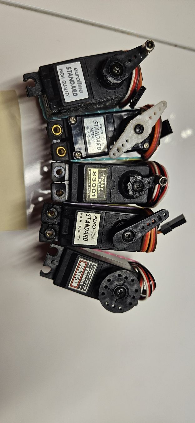 RC Modellbau: Lot 1.de servos divers (digit.) – Gebraucht aus Bure von cla_sk6s