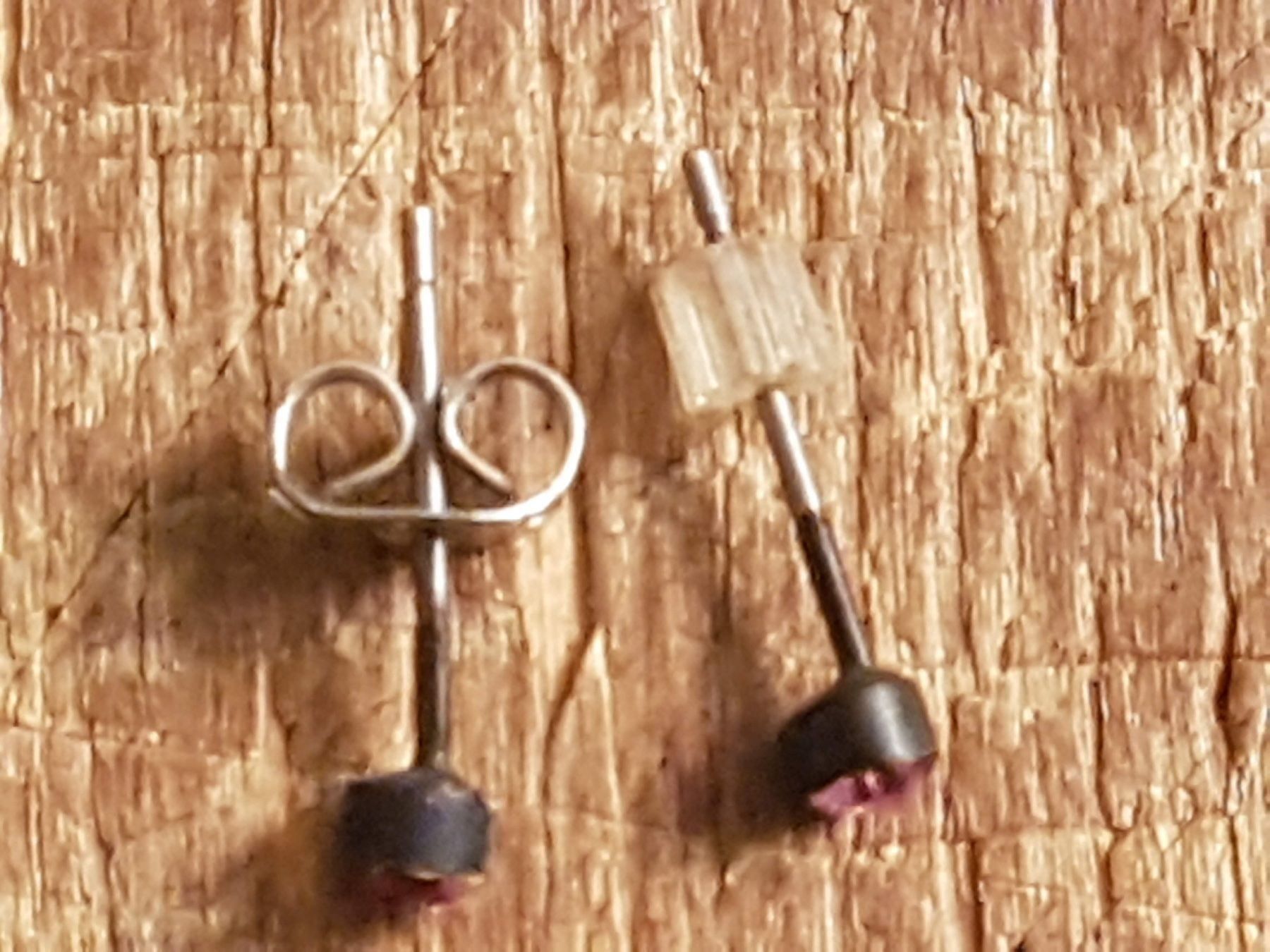 Ohrringe & -stecker: Ohrstecker facettiert glitzernd rosa Mini, silberfarben – Gebraucht aus Ettingen von Maranathatalitha 2